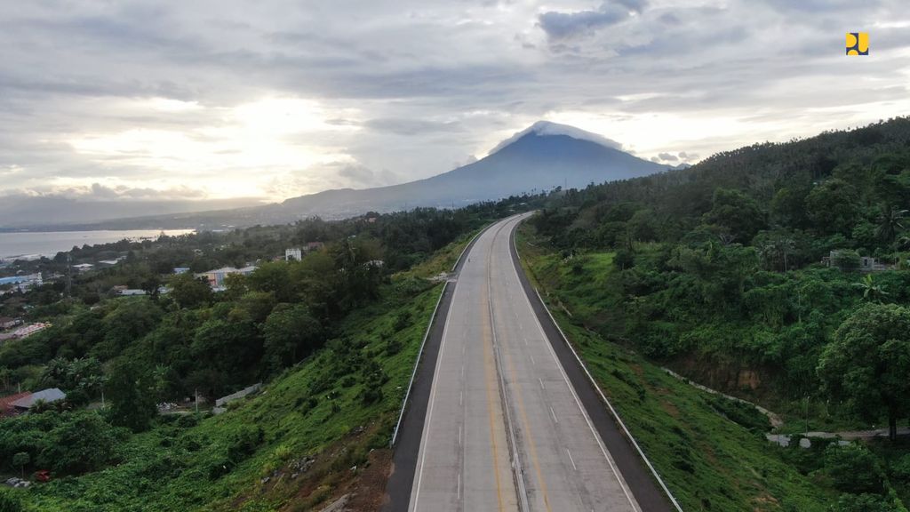 Presiden Joko Widodo meresmikan Jalan Tol Manado-Bitung seksi Danowudu-Bitung sepanjang 13,5 kilometer dalam kunjungan kerjanya ke Provinsi Sulawesi Utara, pada Jumat, 25 Februari 2022. (Dok: Biro Pers Sekretariat Presiden)
