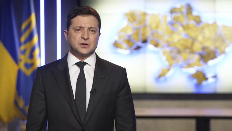 Presiden Ukraina Volodymyr Zelensky In this handout photo taken from video provided by the Ukrainian Presidential Press Office, Ukrainian President Volodymyr Zelenskyy addresses the nation in Kyiv, Ukraine, Thursday, Feb. 24, 2022. Zelenskyy declared martial law, saying Russia has targeted Ukraines military infrastructure. He urged Ukrainians to stay home and not to panic. (Ukrainian Presidential Press Office via AP)