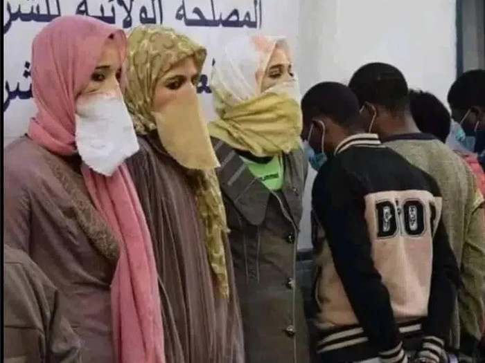 pria afrika menyamar jadi wanita arab