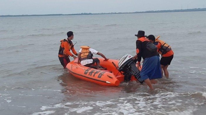Proses pencarian pria yang dikabarkan hilang di Pantai Pungkruk, Mlonggo, Jepara, Jumat (25/2/2022).