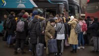 Orang-orang mencoba masuk ke bus saat meninggalkan Kyiv, Ukraina, Kamis, (24/2/2022).