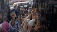 Seorang wanita menggendong bayinya saat dia naik bus meninggalkan Kyiv, Ukraina.