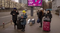 Orang-orang menunggu angkutan umum ketika mereka mencoba meninggalkan Kyiv, Ukraina.