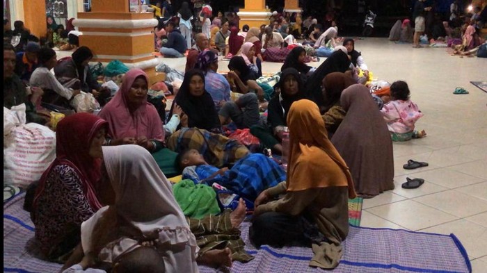 Ratusan warga mengungsi di rumah dinas Bupati Pasaman Barat