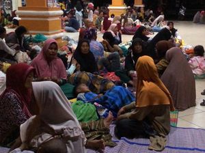 Ratusan Korban Gempa Ngungsi di Rumah Dinas Bupati Pasaman Barat