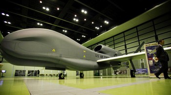 Menurut pantauan Flightradar24, dua drone untuk kepentingan mata-mata itu terbang secara rutin dari Laut Mediterania ke Ukraina. Foto: Associated Press