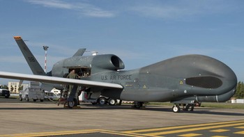 Di langit Ukraina yang kosong gegara konflik dengan Rusia, tampak di radar ada lalu lalang drone canggih milik militer AS, RQ Global Hawk. Ia sering mengitari wilayah udara Ukraina untuk mengawasi pergerakan tentara Rusia Foto: Associated Press