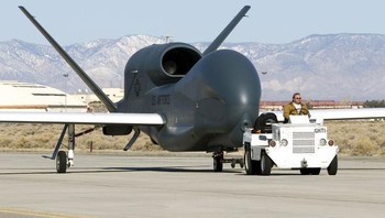 Penerbangan drone RQ Global Hawk generasi perdana dilakukan tahun 1998 dan tetap diandalkan sampai saat ini. Foto: Northrop Grumman