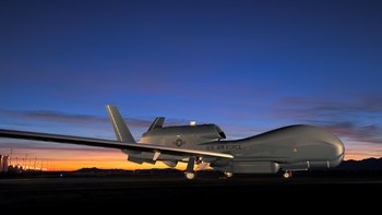Pesawat dengan lebar sayap hampir 40 meter ini memang bisa terbang lebih dari 30 jam tanpa jeda. Kini di saat Rusia benar-benar menginvasi Ukraina, belum diketahui apakah misi ini tetap dilanjutkan. Foto: Northrop Grumman