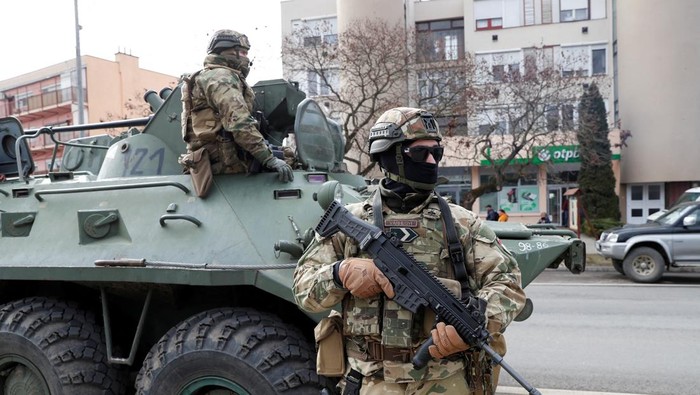Hungarian army members stand guard as people flee from Ukraine to Hungary, after Russia launched a massive military operation against Ukraine, in Vasarosnameny, Hungary, February 25, 2022. REUTERS/Bernadett Szabo