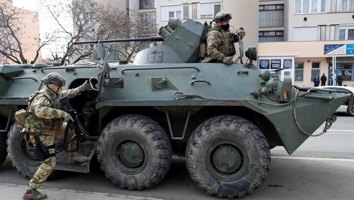 Rusia Serang Ukraina, Tentara Hongaria Siaga Hungarian army members stand guard as people flee from Ukraine to Hungary, after Russia launched a massive military operation against Ukraine, in Vasarosnameny, Hungary, February 25, 2022. REUTERS/Bernadett Szabo