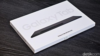 Kendati ukurannya besar, Samsung membuat kotak kemasan Galaxy Tab S8 Ultra tipis. Sebab tidak ada charger yang disertakan di dalamnya. Foto: Adi Fida Rahman/detikINET