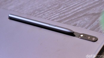 Tablet ini masih mendukung S Pen yang telah ditingkatkan kemampuannya. Foto: Adi Fida Rahman/detikINET