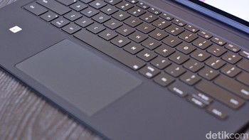 Agar produktivitas meningkat, Samsung membekali case keyboard full size. Foto: Adi Fida Rahman/detikINET