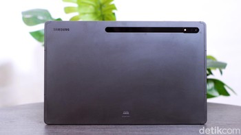 Tablet ini punya dimensi 326.4 x 208.6 x 5.5 mm dengan berat 728 gram, Foto: Adi Fida Rahman/detikINET