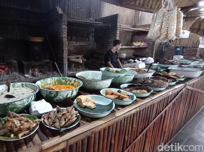 Santapan Sunda Buhun di Saung Panyawah Tasikmalaya