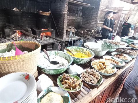 Santapan Sunda Buhun di Saung Panyawah Tasikmalaya