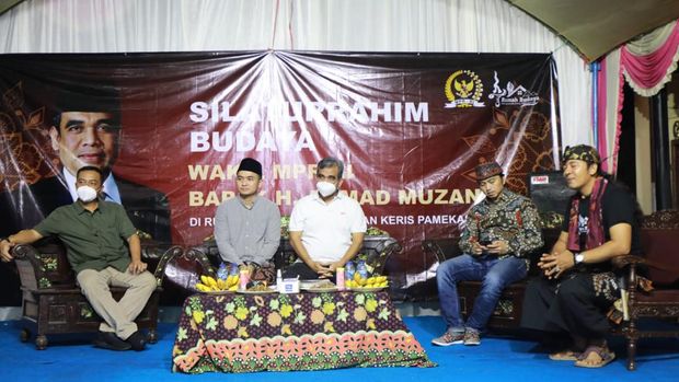 Sekjen Partai Gerindra Ahmad Muzani mengunjungi kediaman penyair kondang sekaligus budayawan, KH Zawawi Imron, di Batang-batang, Sumenep, Madura.