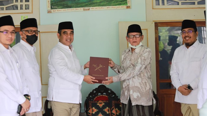 Sekjen Partai Gerindra Ahmad Muzani mengunjungi kediaman penyair kondang sekaligus budayawan, KH Zawawi Imron, di Batang-batang, Sumenep, Madura.