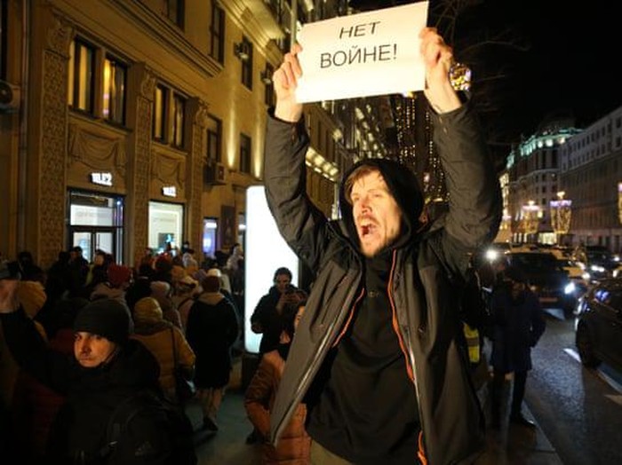Seorang pria memegang poster bertuliskan 