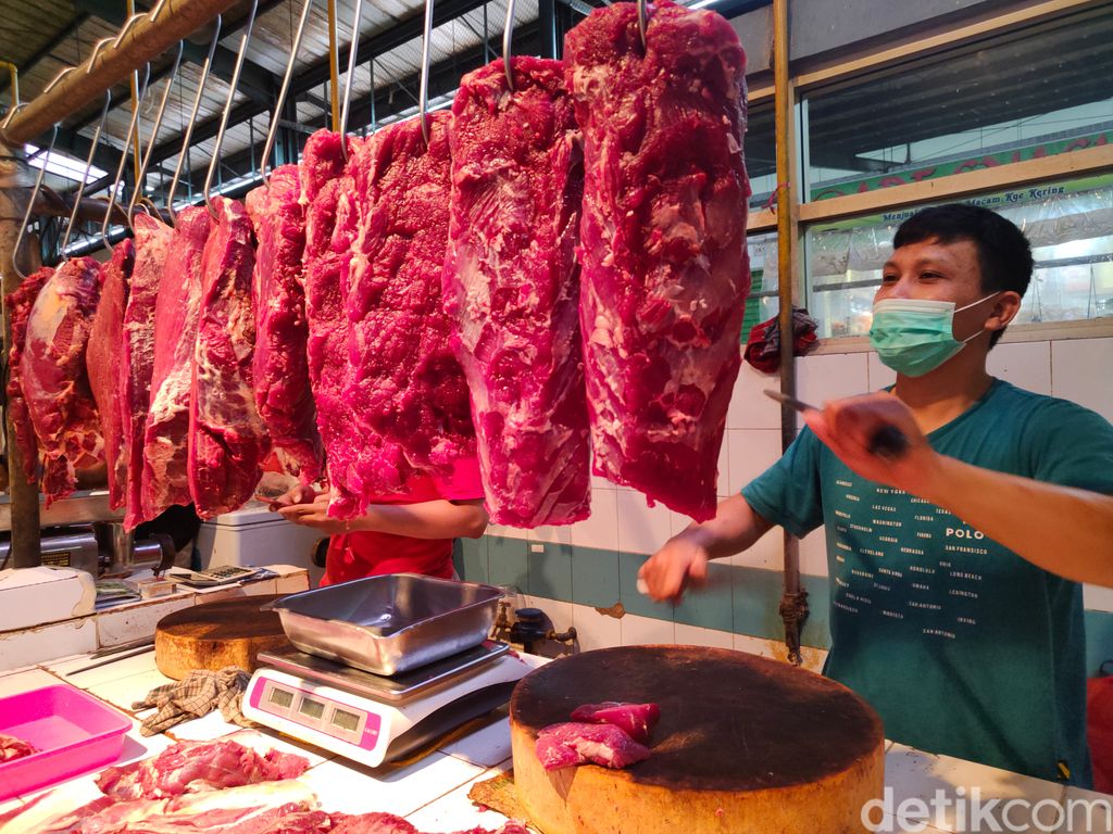 Pedagang daging di Pasar Modern BSD tengah melayani pembeli, Tangerang Selatan, Jumat (25/2/2022). Para pedagang daging sapi akan melakukan aksi mogok berjualan. Rencananya aksi mogok ini bakal dilakukan pekan depan, mulai 28 Februari hingga 4 Maret 2022.