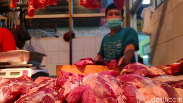 Pedagang daging di Pasar Modern BSD tengah melayani pembeli, Tangerang Selatan, Jumat (25/2/2022). Para pedagang daging sapi akan melakukan aksi mogok berjualan. Rencananya aksi mogok ini bakal dilakukan pekan depan, mulai 28 Februari hingga 4 Maret 2022.
