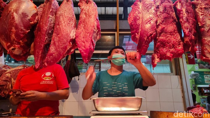 Pedagang daging di Pasar Modern BSD tengah melayani pembeli, Tangerang Selatan, Jumat (25/2/2022). Para pedagang daging sapi akan melakukan aksi mogok berjualan. Rencananya aksi mogok ini bakal dilakukan pekan depan, mulai 28 Februari hingga 4 Maret 2022.
