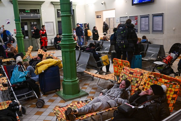 Para pengungsi semalaman berada di stasiun kereta itu. Foto: Omar Marques/Gettyimages