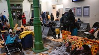 Para pengungsi semalaman berada di stasiun kereta itu. Foto: Omar Marques/Gettyimages