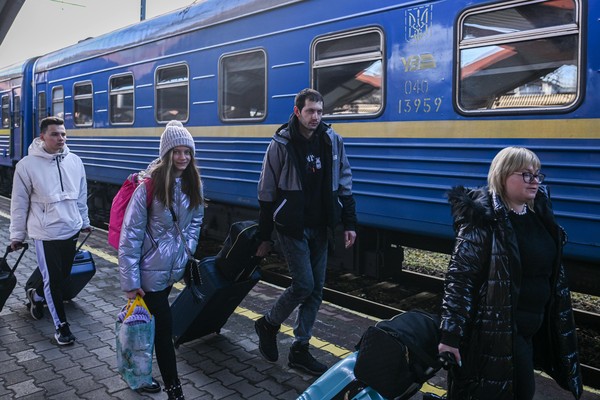 Pengungsi Ukraina sudah terlihat memenuhi stasiun Polandia sejak Kamis (24/2/2022). Foto: Omar Marques/Gettyimages