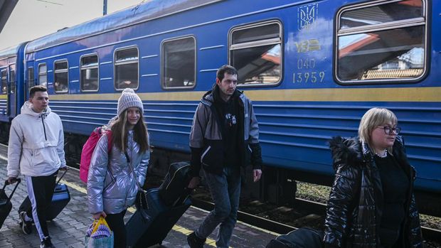 Stasiun Kereta Polandia Mendadak Jadi Pengungsian Warga Ukraina