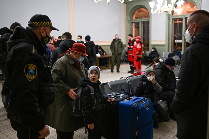 Stasiun Kereta Polandia Mendadak Jadi Pengungsian Warga Ukraina Stasiun Kereta Polandia Mendadak Jadi Pengungsian Warga Ukraina
