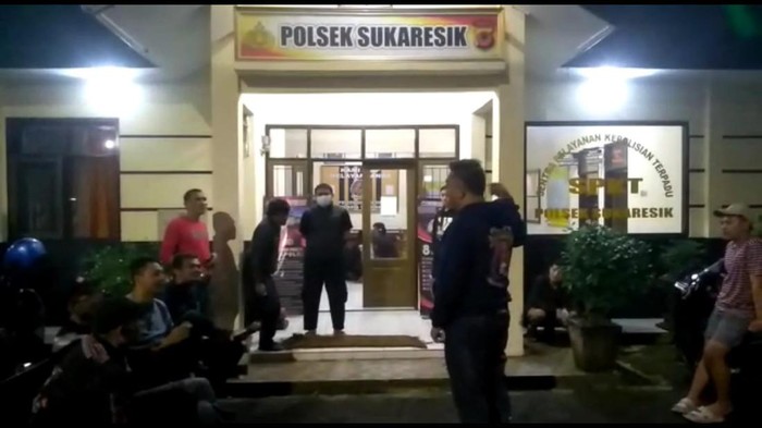 Suasana pelaporan akibat kericuhan pertandingan sepak bola di Tasikmalaya.