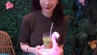Nah, beginilah gaya Susana Rahardjo saat nongkrong di kafe bernuansa bunga. Ia memesan menu kopi yang disajikan dalam wadah berbentuk flamingo. Foto: Instagram @susana.rahadrjo