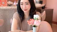 Berpose candid, begini gaya ibunda Livy Renata saat nongkrong di kafe kekinian. Kafenya cantik dengan nuansa serba pink. Foto: Instagram @susana.rahadrjo