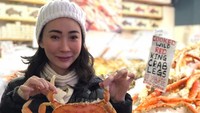 Sering liburan ke luar negeri, Susana Rahardjo juga sempatkan untuk belanja king crab, kepiting berukuran jumbo. Foto: Instagram @susana.rahadrjo