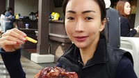 Terakhir ada juga momen Susana Rahardjo saat menikmati kaki kalkun. Selain itu, juga menikmati kentang goreng yang dipadukan bersama.  Foto: Instagram @susana.rahadrjo
