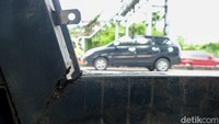 Ada juga bagian dari pondasi kerangka halte yang patah.