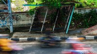 Jika dibiarkan, khawatir halte roboh dan membahayakan pejalan kaki maupun pengguna jalan.