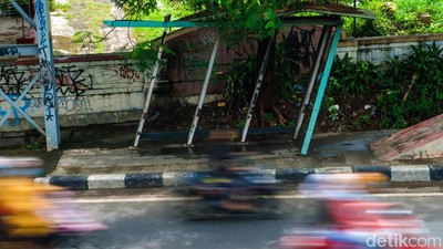 Tak Terawat, Halte di Ciputat Ini Memprihatinkan