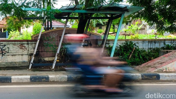 Tak Terawat, Halte di Ciputat Ini Memprihatinkan