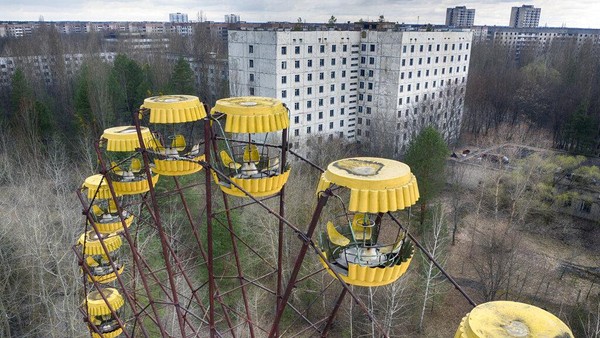 Setelah bencana nuklir terburuk dalam sejarah, Uni Soviet mengevakuasi kota-kota di dekat pembangkit listrik tenaga nuklir Chernobyl, Ukraina. Dua puluh tahun kemudian, kota itu masih berdiri, layaknya kota hantu yang dihuni banyak hewan liar. Tidak ada satu orang pun yang tinggal di sana lagi. (Getty Images)