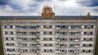 Lambang berkarat Uni Soviet terlihat di atap sebuah gedung apartemen di kota hantu Pripyat dekat pembangkit nuklir Chernobyl, Ukraina.