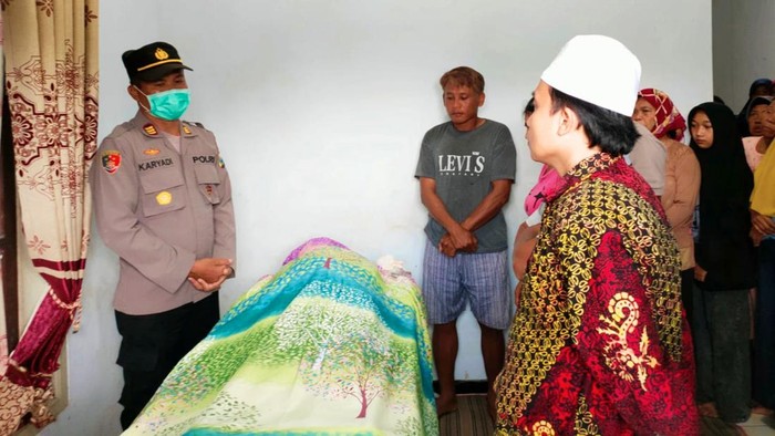 tewas tertimpa pohon