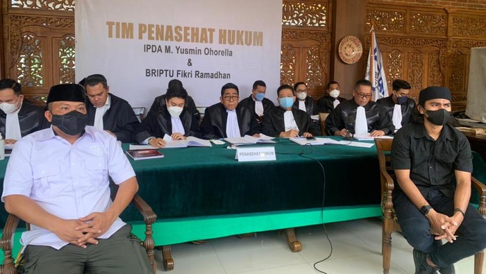 Tim penasihat hukum saat membacakan pleidoi terdakwa kasus Km 50 (Wilda-detikcom)