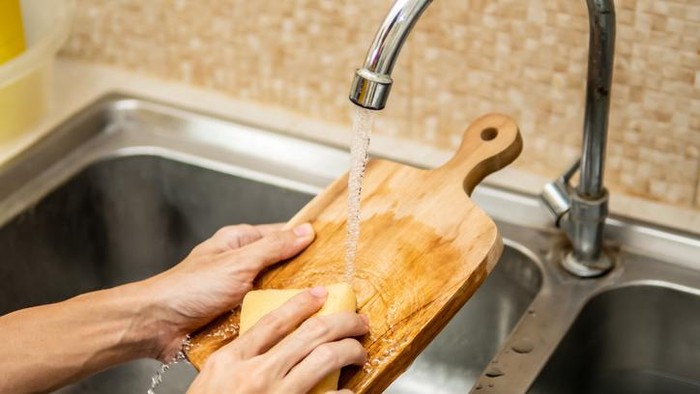 Tips Bersihkan Talenan Kayu dari Noda dan Bau yang Menempel