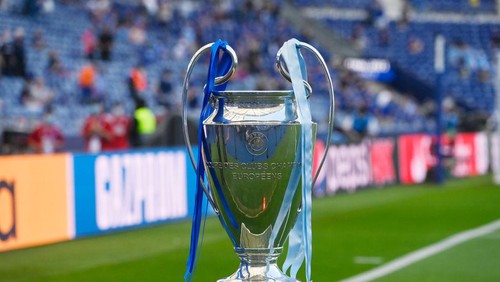 PORTO, PORTUGAL - MAY 29: A general view of the Champions League trophy prior to the UEFA Champions League Final between Manchester City and Chelsea FC at Estadio do Dragao on May 29, 2021 in Porto, Portugal. (Photo by Pierre-Philippe Marcou - Pool/Getty Images)