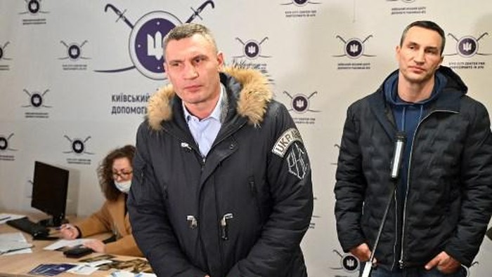 Kyiv mayor Vitali Klitschko (L) and his brother and former Ukrainian boxer Wladimir Klitschko (R) speak to the press during visit to a volunteers recruitment centre in Kiev on February 2, 2022. - Kyiv mayor and former world heavyweight champion boxer Vitaly Klitschko along with his brother, fellow champion boxer, Wladimir visited a recruitment centre for volunteers willing to take up arms if the capital is attacked. (Photo by Genya SAVILOV / AFP)