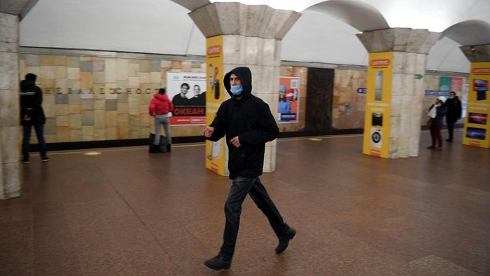Suasana di stasiun kereta bawah tanah Kiev pada 24 Februari 2022 setelah Presiden Rusia Vladimir Putin mengumumkan operasi militer. (Daniel LEAL/AFP)