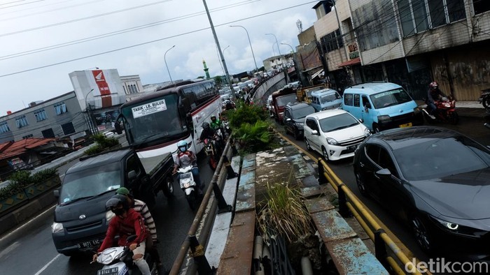 Usai Hujan, Terbitlah Macet Lalin di Ciputat, Tangerang Selatan, terpantau macet hari ini. Kemacetan terjadi seusai hujan yang mengguyur lokasi, Jumat, 25/2/2022.